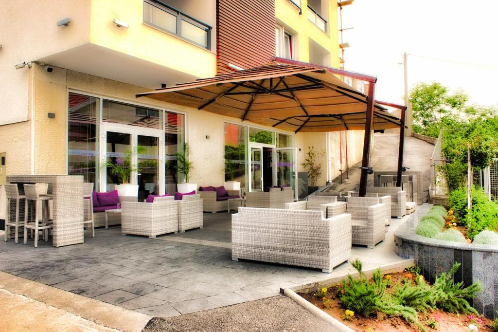 Hotel Villa Eden - exterior seating