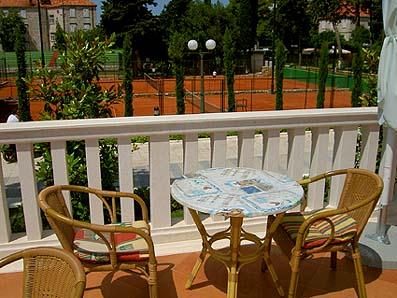 Hotel Zagreb in Dubrovnik - seating overlooking tennis courts
