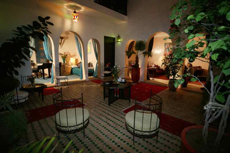 Riad Les Trois Mages - courtyard at night
